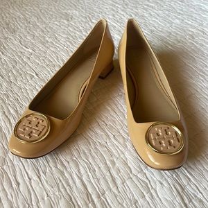 Tory Burch NBW tan patent leather 1” heel Size 11 with dust cover.